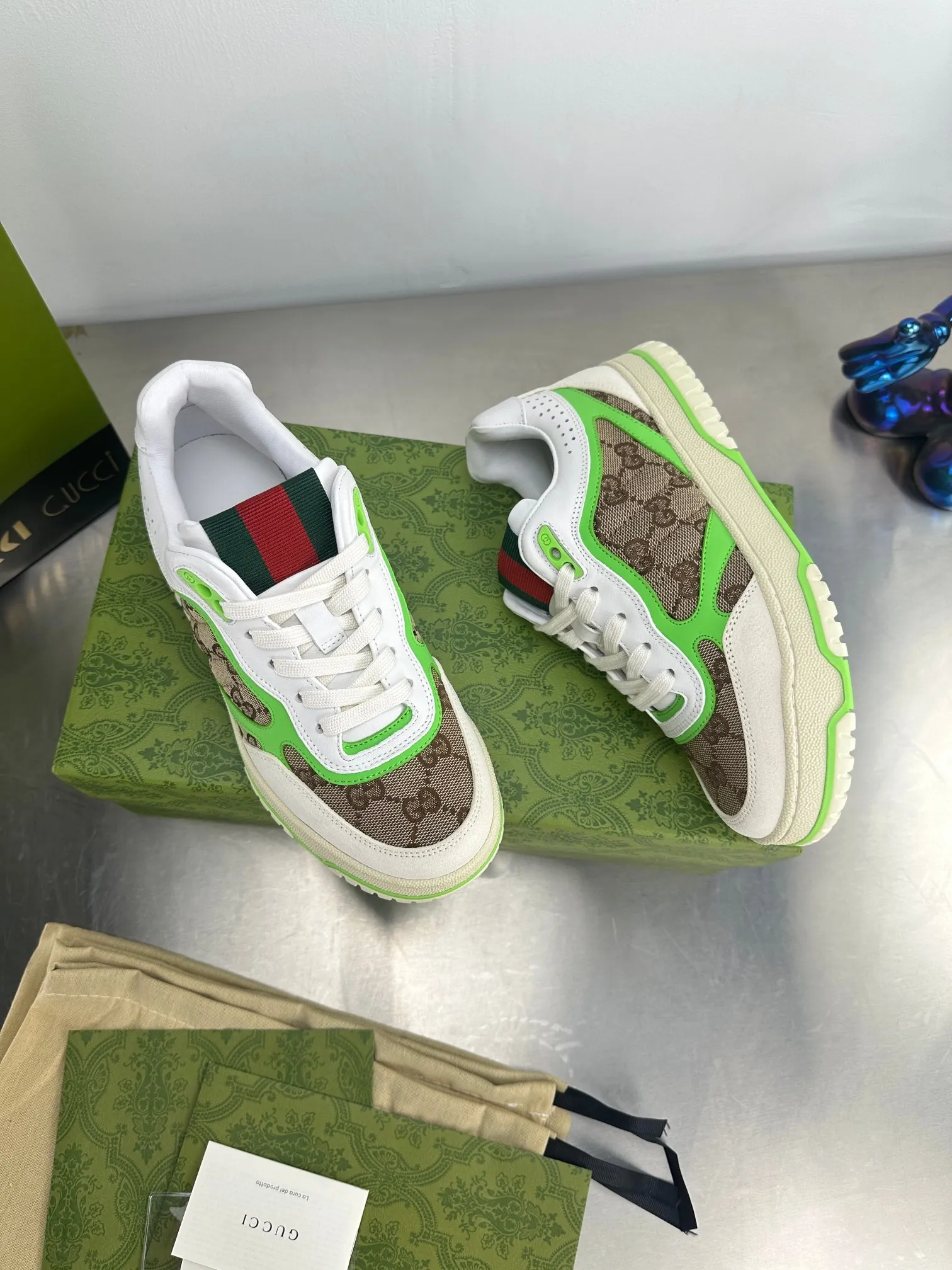 👟👟Ex-factory price 600👟👟 Gucci's latest hot-selling series of high and low-cut distressed couple's sneakers are shipped. The original version is purchased, developed and manufactured. This high-low top sneaker adopts a basketball-style silhouette design, cleverly integrated with hollow panels and distressed effects, showing its unique ingenuity. The ingenuity incorporates brand logo details such as interlocking Double G styling accessories and Gucci lettering, a low-key tribute to the brand's design heritage. Exquisite packaging at the delivery counter 🛍📦 ▪️ Fabric: Original customized imported first-layer cowhide ▪️ Inner lining: Imported first-layer cowhide ▪️ Sole: Original molded TPU sole ▪️ Sole thickness: 3cm ▪️ Size: 35-46 (Male 38 46 customized)
